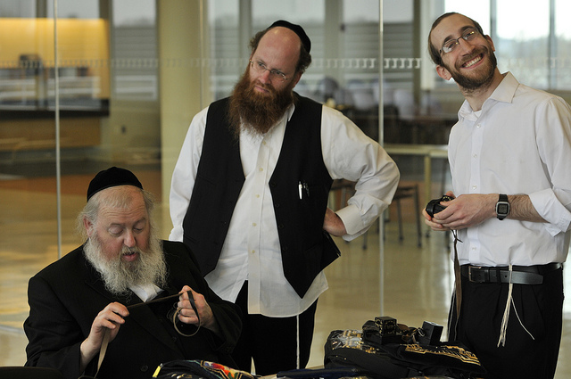 Rosh Chodesh Iyar speaker, Rabbi Yisroel Kohn, inspects tefillin
