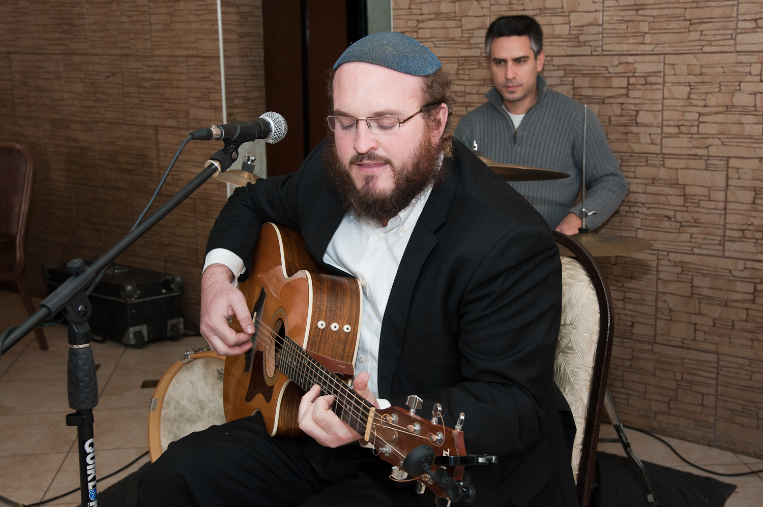 Prospective students were treated to the music of Shlomo Katz.