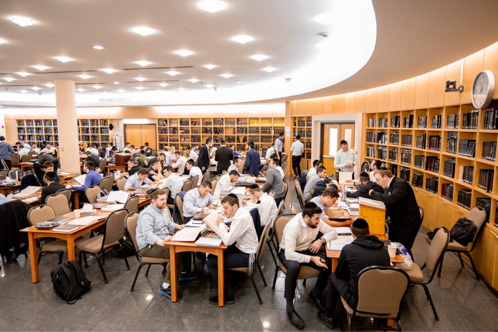 many students studying in Beis Medrash