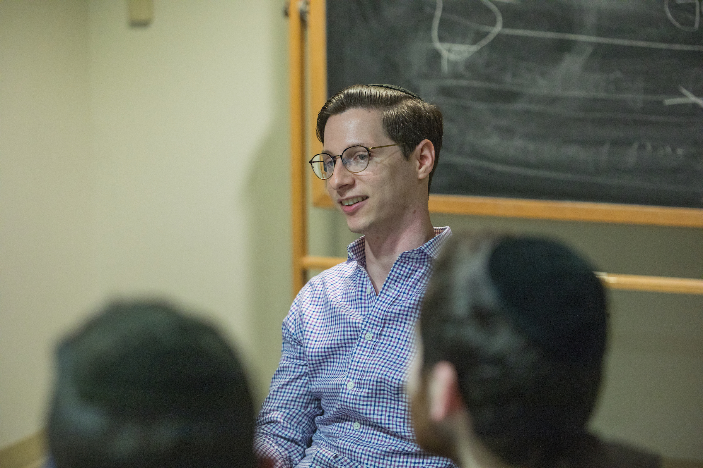 Lander graduate Jonathan Buchbinder explains what he does in the marketing department of Macy’s to Lander students Photo credit: Ben Kanter